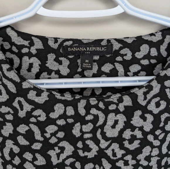 Banana Republic Black & Silver Grey Leopard Print Dressy Top Short Sleeve Medium - Picture 4 of 7